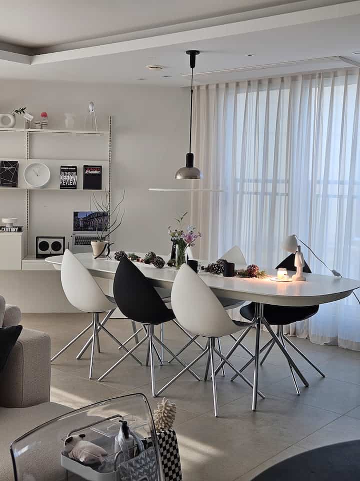 
Ini Malam Natal 🎄 
Sekarang besok,
Aku harus membereskannya😇ㅋㅋㅋㅋㅋ

#OHAUS #오하우스시즌9 #오늘의집 #오늘의기록 #모던인테리어 #다이닝룸 #다이닝테이블 #크리스마스플랜테리어 #크리스마스테이블 #크리스마스