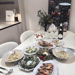 Merry Christmas!!!🎄🎄🎄🥗🍓🎂🥂
이사와서 처음맞는 크리스마스!! 이사하면서 제일 신경 많이 쓴 식탁인테리어에 크리스마스 느낌나는 오브제들로 꾸미니 너무 맘에들어서 자꾸만 사진을 찍고있다 ㅎㅎ 
트레이더스에 갔다가 블랙타이거가 너무 실해서 반은 버터구이, 반은 소금구이 했는데 역시나 다 맛있어~~ 근데 역시 새우는 초장인듯 ㅎㅎㅎ
배고파서 남편이랑 후다닥 분담해서 준비한 식탁!! 
사실 준비와 조리는 다 남편이 하고 난 샐러드 데코랑 테이블만 세팅함! 오랜만에 먹는 크림파스타도 너무 맛있고 샤인머스켓샐러드도 상큼하니 맛있어서 너무 많이 먹었더니 케익을 못먹음 ㅠㅠ 내일먹지뭐 ㅎㅎ
내년 크리스마스엔 뭘 해먹을까 벌써 기대중~~^^
#이번크리스마스음식은 #크리스마스  #홈파티 #집밥
#홈스토랑  #테이블세팅 #테이블웨어 #파티음식 
#블랙타이거 #샤인머스켓샐러드 #merrychristmas 