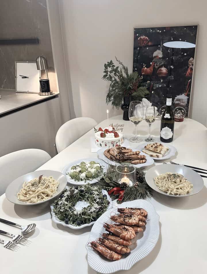 Merry Christmas!!!🎄🎄🎄🥗🍓🎂🥂
引っ越して初めてのクリスマス！引っ越しながら一番気になったダイニングテーブルのインテリアにクリスマス感覚のオブジェで飾ると好きすぎて何度も写真を撮っているㅎㅎ 

トレーダースに行ってブラックタイガーがとても実り、半分はバター焼き、半分は塩焼きしたがやっぱりみんな美味しいよ～

お腹がすいたので夫と喧騒分担して準備した食卓！ 
実は準備と調理はすべて夫がして、私はサラダデコとテーブルだけをセットした！久しぶりに食べるクリームパスタもとても美味しく、シャインマスケットサラダも爽やかなので美味しくて食べすぎてケーキが食べられませんㅠㅠ明日食べるなぁㅎ

来年のクリスマスには何をしようか、もう期待しています~~^^ #홈파티  #테이블웨어 #파티음식  #merrychristmas 
