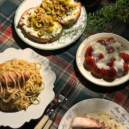 몇일전 언니들을 만나 SNS에 대한 이런저런 이야기들을 나누었다.
인스타그램 활동 전에는, 무슨 인터넷으로 사람을만나? 라고 단순하게 생각했었던 일들이, 지금은 너무 소중한 moment가 되었다.
우리의 대화중 정말 좋았던 이야기가 무엇이었냐면,
”
친구를 만나면 과거의 일들을 나누지만,
이렇게 우리가 만나니 미래의 이야기를 나눈다고.
“
친구들은 단순히, 야 너 오늘도 인스타친구들만나? 라고 하지만,
난 그안에서 심적인 안정감을 찾았다.
내가 허튼짓을 하고있는게 아니야,
난 그저 뭐하나라도 더 하려고 하는거야,
부지런히 살고있는거야,
난 미래에는 이런거 하려고 하는거야.
혼자있을땐 가끔
내가 뭐하는거지?
뭘위해 이짓을 하고있는거지?
회사다녀오면 그저 피곤하고 쉬고싶은데,
촬영하고 영상찍고 편집하고 글쓰고.
그것들에 대한 확신을 얻고, 너 잘하고 있는거야, 누구보다 열심히하고있는거야.
서로 독려해주고 미래를 논의해주고, 이렇게해보면어때 저렇게해보면어때?
그런 하루하루들이 너무 소중히 하게 되었다.
오늘도 메리크리스마스 겠지만,
또 우리는 열심히 촬영을 하고 꿈꾸는 나의 미래의 모습에 한발자국 가까이 하겠지.
여러분의 목표는 어떤건가요?
SNS를 하며 얻고싶은게 무엇인가요?
메리크리스마스에요 여러분:)🤍🎄
today's menu
- 감자후레이크에 빠진 뽈뽀
- 엄마가 챙겨준 명란 넣은 파스타
- 뉴뉴의 오늘의 레시피 올리브 오픈 토스트
- 눈내린 딸기나라
#오하우스 #오하우스시즌9 #크리스마스테이블 #크리스마스 #크리스마스레시피 #명란파스타 #명란파스타레시피 #딸기 #딸기요거트 #문어레시피 #문어뽈뽀 #뽈뽀레시피 #오픈토스트 #오픈토스트레시피 #올리브토스트 #merrychristmas #happyholiday #whitechristmas #홀리데이 #크리스마스 #해피크리스마스 #크리스마스테이블 #크리스마스장식 #크리스마스소품 #크리스마스파티 #파티음식 #파티요리 #파티요리레시피