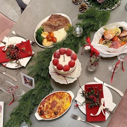 𝙃𝙖𝙫𝙚 𝙖 𝙝𝙤𝙡𝙡𝙮, 𝙟𝙤𝙡𝙡𝙮 𝘾𝙝𝙧𝙞𝙨𝙩𝙢𝙖𝙨🎄
벌써 다섯번째 신랑과 함께 보내는 크리스마스🎅🏻
트리와 맛있는 음식들, 케이크 그리고 샴페인까지
둘이 마주보고 앉아 이야기 나누는 완벽한 홈파티였어요❣️
크리스마스 연휴가 끝나서 넘 아쉬워요🥹
다들 사랑하는 사람들과 크리스마스 행복하게 보내셨나요🎄
#다올홈 #다올하우스 #신혼부부 #신혼부부일상 #신혼일상 #신혼집꾸미기 #화이트인테리어 #30평대인테리어 #신축인테리어 #조명인테리어 #주방인테리어 #홈파티 #플레이팅 #크리스마스 #크리스마스홈파티 #크리스마스플레이팅 #연말홈파티 #크리스마스케이크 #스테이크 #연어파피요트 #에그인헬 #홈파티음식 #트리 #디너냅킨 #냅킨링 #생화트리 