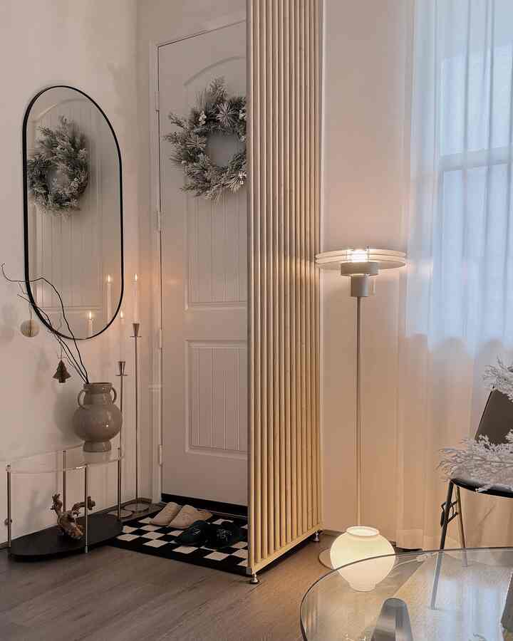 Pintu masuknya juga dilengkapi dengan mode Natal 🌲🌲

#OHAUS #오하우스시즌9 #현관인테리어 #크리스마스 #크리스마스소품 #크리스마스리스 #크리스마스소품 #알루아테이블 #파티션인테리어 #발매트 #룸슈즈 #벽거울 #조명인테리어 #라디룸 #동서가구파티션 