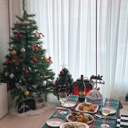 크리스마스에 트리 필수💚🤍❤️
그리고 와인과 케익이 빠질 수 없지!! 
#메리크리스마스 #해피홀리데이 #merrychristmas 
#happyhoildays #happynewyear 
#홈스토랑 #홈레스토랑 #우리집이맛집 
#크리스마스홈파티 #홈파티음식 #홈파티요리
#크리스마스케이크 #딸기케이크 
#오하우스시즌9 #오하우스 