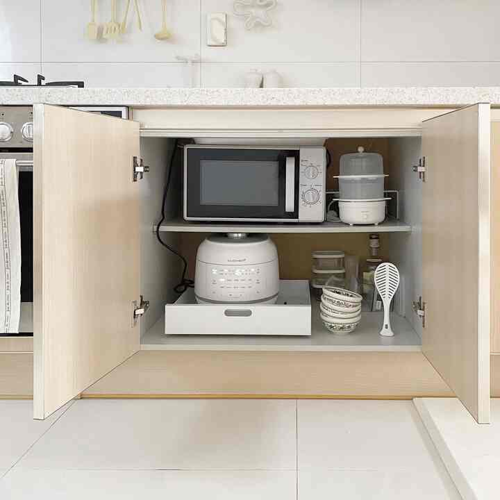 残りのサブフィールド公開！🙌🏻
イサオギジョンの下部にある電子レンジ 
炊飯器を入れないのではないか、完全に心配していました。 
ここでも流し台の下部にコンセントがあります。 
私の最愛のレール棚も古代の時に来ましたね！
（接着力が本当の強力でドライ風で溶けて湧きます）

ご飯の横にご飯を収納する理由！
今、子供たちと一緒に食事をしましょう。
🗣️子供たち〜食べましょう！すると
一人はご飯を直接解き、一人は水底準備👏🏻 

下部のそばにはオーブンがあり、その隣に 
小さなスパイスがあります〜
3段ですが、私は2つの部屋だけが必要です。 
一つは抜いて別に保管します！
緊急の方は倒さないでください。 
サイサイケーブルタイで固定しました！

最後は鍋、フライパンと一緒に味付け
子供たちの軽食はすぐに休暇です。 
一握り増やすべきだと思います🤣🤣🤣
。
＃サリム＃なしサリム＃整理＃整理整頓＃ミニマルインテリア
＃刀脚収納＃キッチン収納＃ミニマル＃下部整理 
＃ミニマルサリム＃キッチン整理＃ミニマルキッチン＃ミニマルライフ
＃ミニマリスト＃ミニマルライフ＃シンプルライフ＃シンプルライフ
＃シンプルハウス＃今日の家＃オーハウス＃キッチンインテリア＃ミニマ＃オーハウスシーズン9 
＃ミニマリスト＃ミニマル＃シンプルライフ＃持たない生活