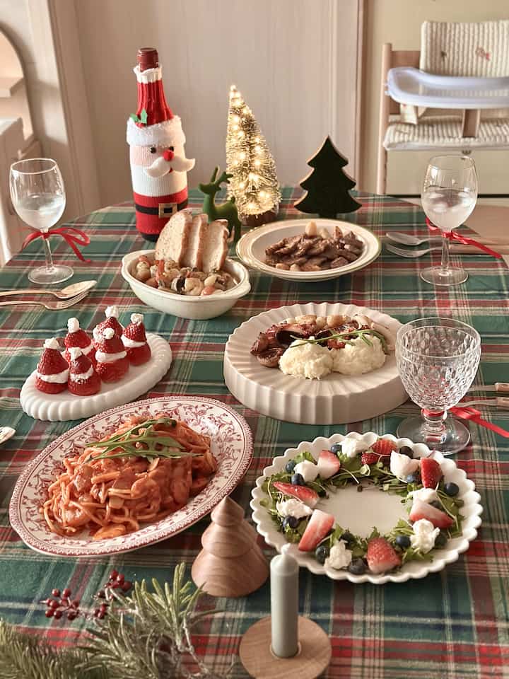 Preparing for a fun Christmas party-!🎄💚❤️

Even the first time I tried Spanish octopus bulgogi🐙
It was so much tastier than I thought,
I ate it in awe-🫰🏻🩵

Every year, I have a home party at home for Christmas,
so I have to try new food next Christmas too!

The Christmas home party was a huge success! 🫶🏻🤍🎁🎅🏻🎄

#OhouseSeason9 #크리스마스 #크리스마스파티 #크리스마스파티음식 #홈파티 #크리스마스트리 #크리스마스소품 #크리스마스데코 #크리스마스장식 #크리스마스인테리어 #크리스마스홈파티 #홈쿡스타그램 #홈쿡 #홈파티음식 #홈파티그릇 #홈파티요리 #홈파티그릇 #홈파티