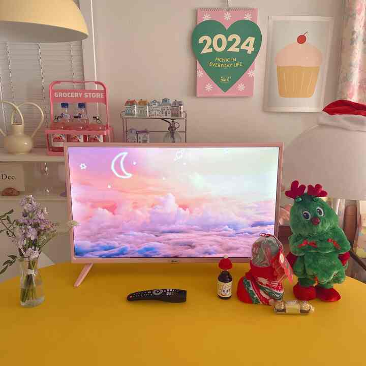 明るいイエローのテーブルランナーとピンクのポスターが配置されたおうちカフェの雰囲気あるインテリア