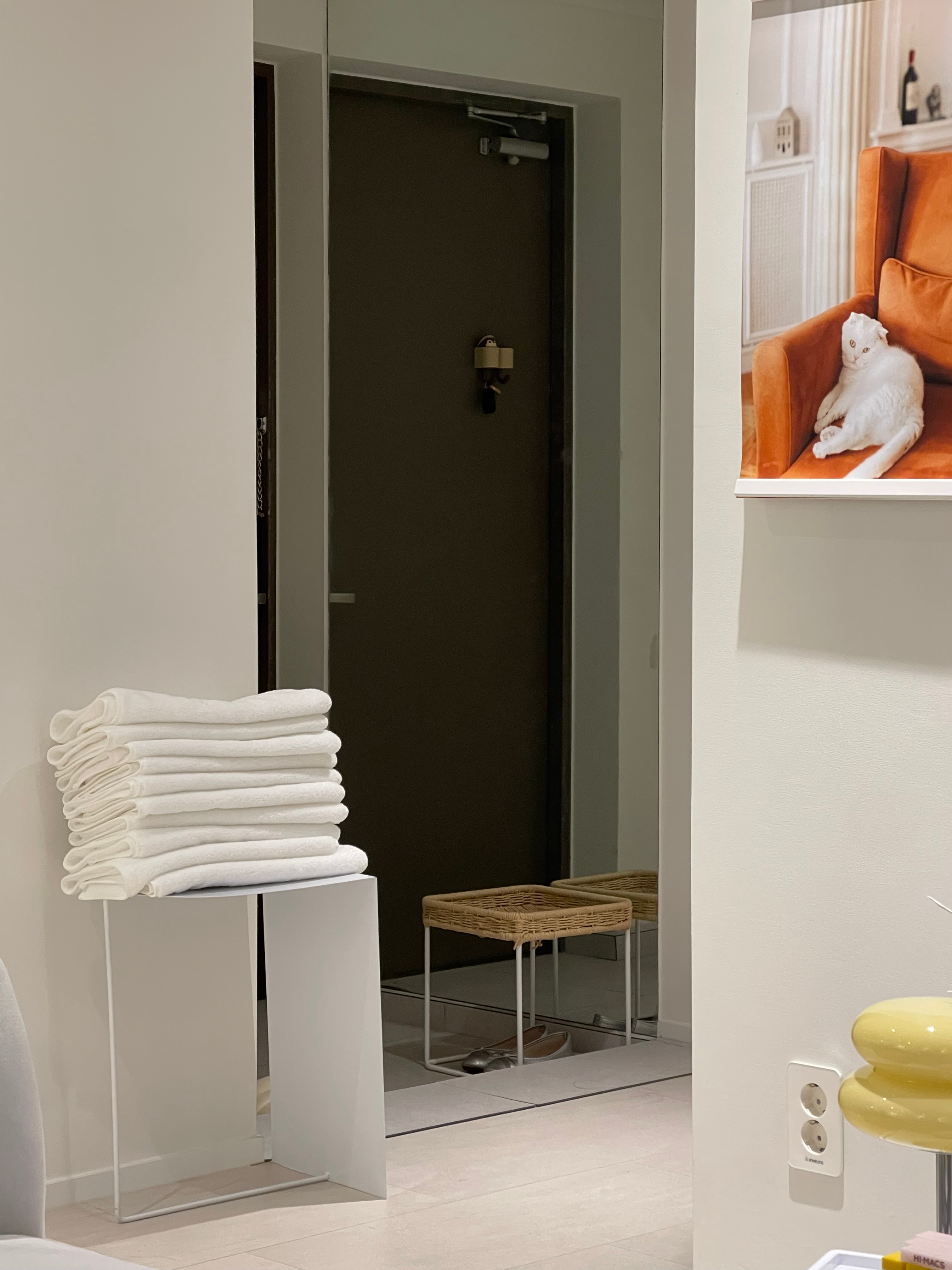 Round Side Table with Built-In Bookshelf user photo