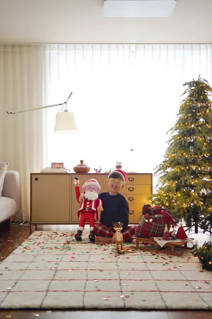 

毎年、このように残さなければ家族写真一枚残すのはとても難しいですよ。
同じ小物と同じ服ですが、ドニーはもう少し育ち、
私たちはもう少し古いです。
その姿が今年はもっと切ないです。

専門家の手が届くともっとカッコいいだろうけど
子供の体調を合わせて行くのは難しいので、Dennipaと私は
ドニー赤ちゃんの時からいつもセルフでその記録を残しています。

今年が過ぎる前に皆さんも残してみませんか？
着ていなくても、少し腫れた顔でもみんな思い出になりましたよ！

クリスマスには、お母さんから新年には友情で過ごします。
夫婦の約束だから明日なら全州に行きます。
あなたが家族と一緒にいるなら、新年の挨拶を逃すことができます。
最初に残します🤍

2023年、喜怒哀楽を盛り込んだこの場所
嬉しいニュースにも悲しいニュースにも暖かさ分けてくれてありがとう。
来年も一緒にいます🤍

/
しかし、私の兄は来年何歳ですか…年を取らないでください…私より一日暮らしてください。

#オーハウスシーズン9
#リビングインテリア
#ウッドインテリア
#収納
#引き出し
#愛してる
#2023年
#こんにちは2024
#ホームスナップ
#自撮りアルバム
#sony
#sonya7m3