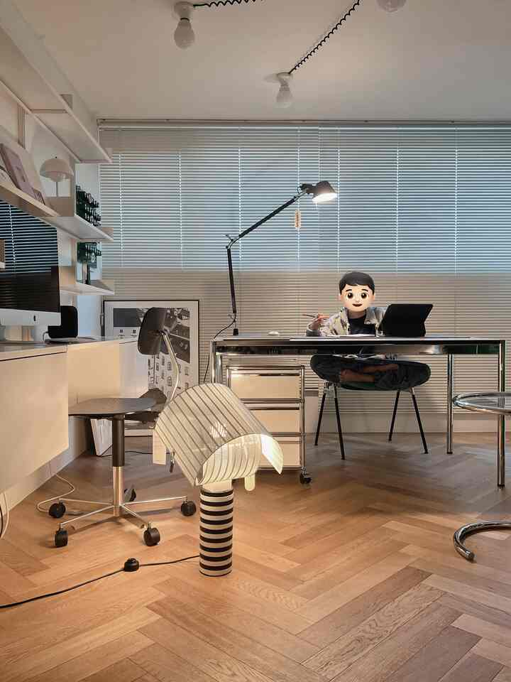 大きな子供部屋にあったUSMデスクを西在室に移したら、はるかによく似合うニック・キム✨デスク #アノニマカステリー #dsc106 #アルテミデショー君 #トロメオクラシック #クラシコン #塗装壁 #原木丸 #フラワーポット照明 #リンガーデート行く人