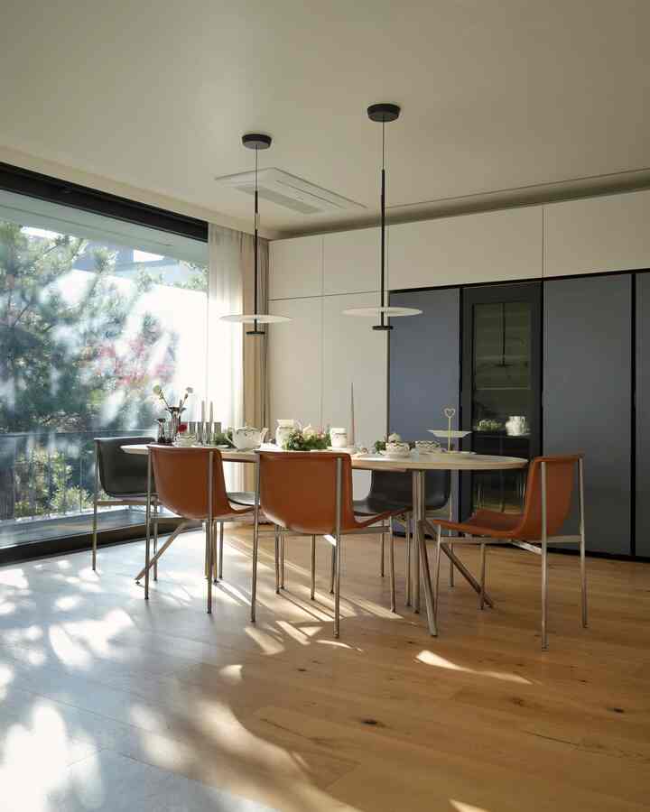 一戸建てで午後のティータイム🏡🫖

天気の良い最近、日差しを浴びてお茶を一杯飲むと暖かくて良かったです！  #티파티 #티테이블세트 #티테이블 #세라믹식탁 #주방인테리어 #주방꾸미기  #티타임 #바이리네 #피아프다이닝테이블 #beiligne #로얄코펜하겐 #식탁펜던트 #주방펜던트 #단독주택주방 #단독주택인테리어 #마당있는집 #정원뷰 #정원이있는집 #오하우스시즌9 