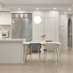 우리집 화이트한 주방에 딱 어울리는 new 식탁 .ᐟ
ᝣ 워지아 바드 세라믹 식탁세트 〤
은은한 마블 패턴의 세라믹 상판이 넘 매력적이에요~
라마 의자도 너무 이뻐요 🤍🖤
세라믹 식탁을 사용해보면  다른식탁 못쓴다쥬~
특히나 아이있는 집엔 세라믹 식탁이 정말 답이에요 👍🏻
김치,카레 흘려도 얼룩없이 싹 지워지구요~
애들 미술놀이할때도 식탁에서 하는게 더 맘편해요 ^^
#세라믹식탁
#워지아
#바드세라믹식탁세트
#라마의자
#세라믹식탁세트
#4인용식탁
#식탁추천
#주방
#주방인테리어
#주방리모델링
#주방가구
#화이트주방
#화이트인테리어
#1400식탁
#아이있는집식탁
#아이있는집인테리어
#워지아식탁
#오하우스
#오하우스시즌9
