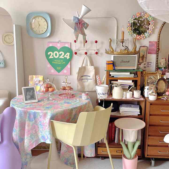 パステル調のダイニング、ヴィンテージ家具とおうちカフェの雰囲気が漂う温かみのある空間
