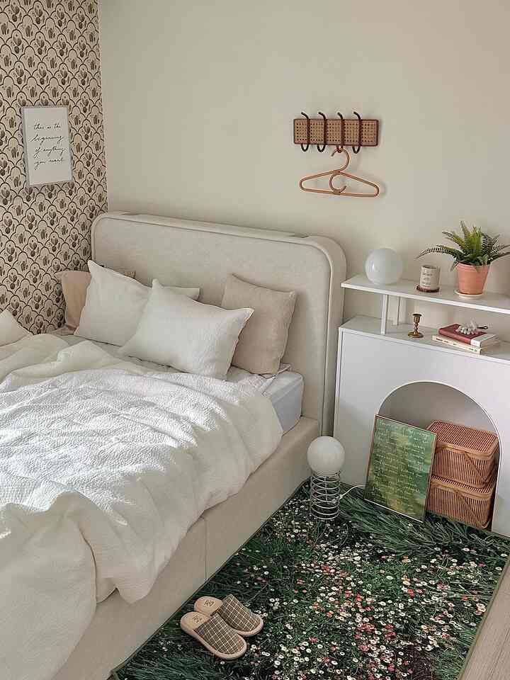 ベージュと白のトーンが調和した寝室、クッションとベッドフレームが配置された落ち着きのある印象的な空間