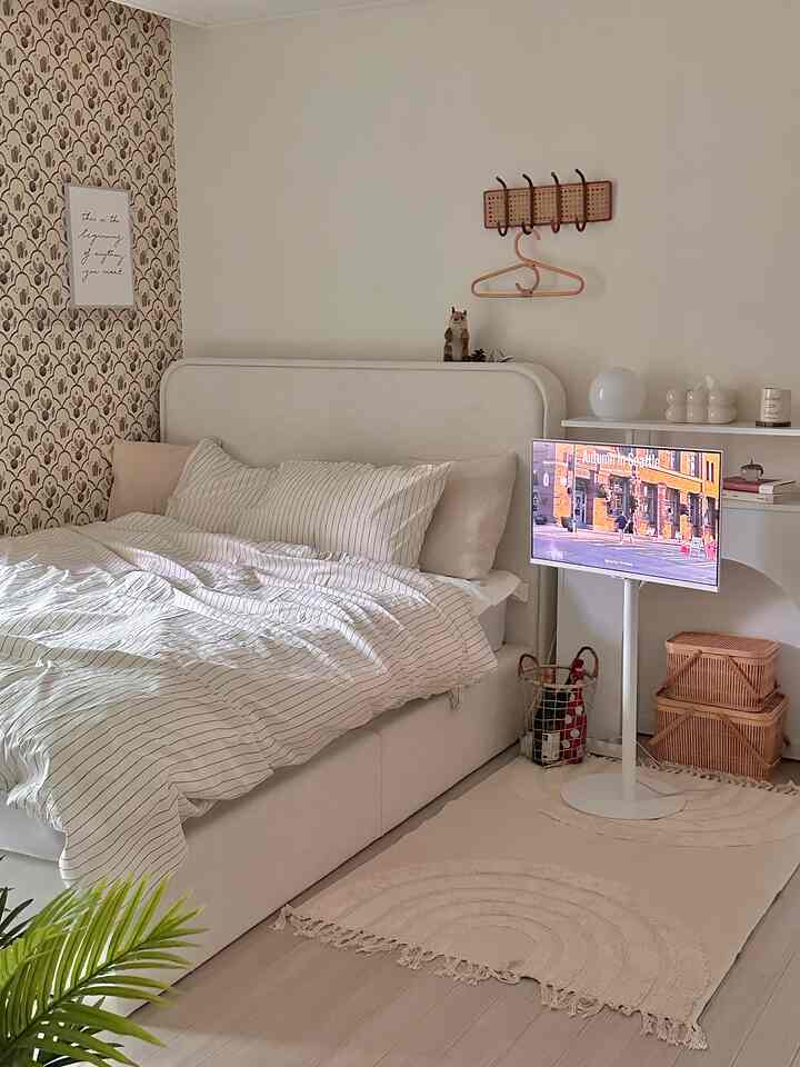 ホワイトとベージュの色調の寝室、ファブリックベッドとラグ、木製雑貨が調和したモダンナチュラルなインテリア