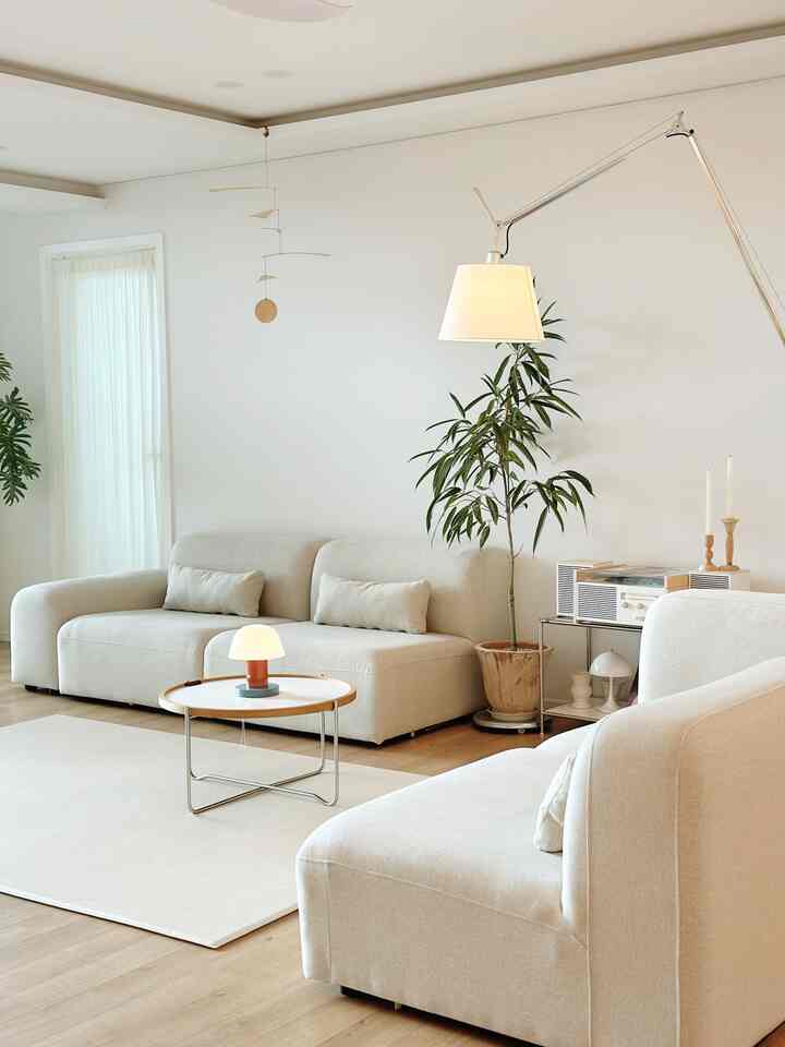 Living room structure that makes our house full of luck🫶🏻

While looking for a good structure, I ended up finding a structure that is good for feng shui.🫣

- A structure where the entrance and the sofa do not face each other.
- Create a warm tone.
- A potted plant next to the sofa

There were various conditions.

Lennie also got rid of the TV in the center and changed the structure to face the entrance.

It makes the house look more spacious and open, so I feel refreshed.

I hope everyone has a house structure full of luck in the new year and good things happen to you all.♥️

#Storage Master #요즘트렌드 #거실구조 #거실구조변경 #풍수지리 #거실인테리어
