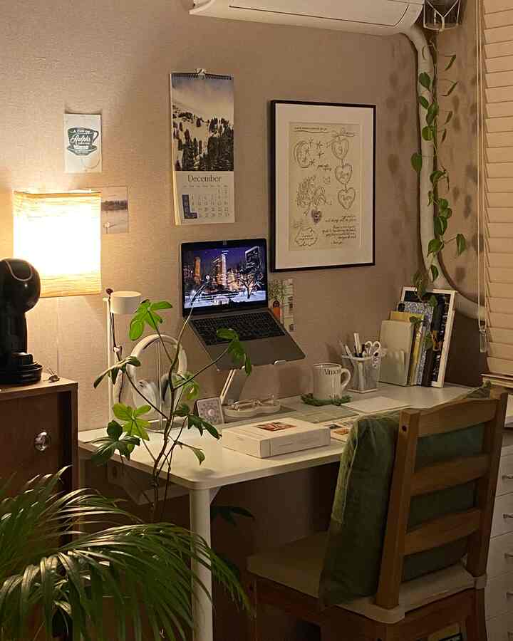 暖かみのあるブラウンとホワイトのトーンのホームオフィス、木製チェアと植物が調和した居心地の良い作業空間