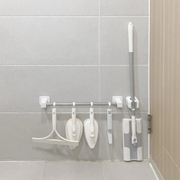 욕실 공중부양 수납🛁
새로 이사한집의 욕실은 꺼끌꺼끌한 타일이에요
그래서 물때는 생각보다 잘 안끼는것 같아요!
대신 먼지가 끼는거 같아요ㅎㅎㅎ
바닥만 잘 닦아주면 반건식처럼 
사용이 가능할것같아
매일 바닥도 밀대로 닦아줘요~🧹
기존에 사용하던 청소도구들도 그대로
쪼르륵 달아주었구요!🙌🏻
전집에서는 욕실앞에 빨래바구니를
둘수 있었는데 새집은 욕실앞이 현관중문이라
새 빨래바구니를 장만했어요!🧺
바퀴가 있어 무거워도 세탁실로 끌고가기 편해요!
생각없이 키큰신랑을 생각해 신랑전용 삼푸를
높이 달아놨는데 머리만 감을때 너무 힘들다고
(1차원적인 생각밖에 못했음🤣🤣🤣)
신랑 샴푸만 다시 잘 달아주면 공중부양 완성이에요!
변기겉면은 매일 청소가 힘들다고 판단하여
(샤워기로 물청소를하면 또 물기를 말려야하니)
변기뒤 청소클리너를 두고 보일때마다 닦아줘요~🚽
거친타일이라 접착테이프들이 잘 붙을까 걱정했지만
역시 욕실은 공중부양이 최고입니다👍🏻
.
#살림 #정리 #청소 #미니멀살림 #미니멀정리
#미니멀청소 #화장실청소 #욕실청소 #욕실수납
#욕실정리 #화장실정리 #물때청소 #화장실곰팡이
#화장실물때 #욕실물기제거 #심플라이프
#오늘의집 #미니멀라이프 #오하우스