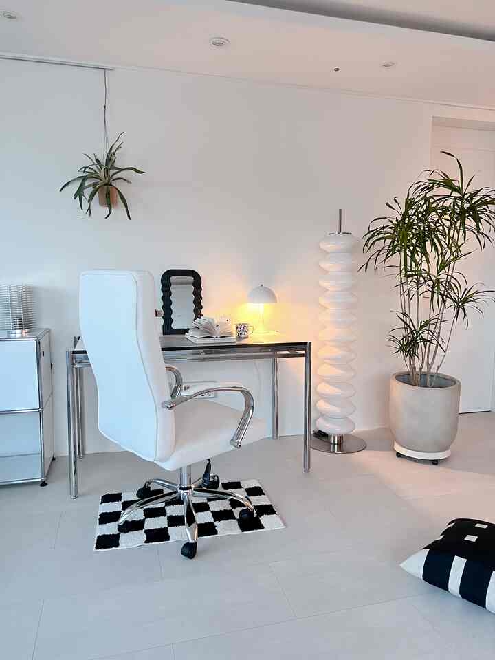 Saya juga membeli kursi baru untuk ruang belajar baru.
Kursi komputernya sangat bodoh sehingga mengganggu saya setiap kali saya mengambil gambar, tapi warnanya putih dan cantik~ Lembut dan sandaran lengannya nyaman!
Perpaduan bahan stainless steel dan warna putih tampak seperti set meja kursi.
Semoga akhir pekan yang hangat semuanya💛

@ing_gagu kursi

#Ruang belajar #서재방인테리어 #벽인테리어 #벽꾸미기 #오브제 #컴퓨터의자 #의자인테리어 #사무용의자 #미드센츄리 #임스책상 #체어 #위드테이블 #아이엔지홈 #오피스텔인테리어 #원룸꾸미기 #자취방인테리어 