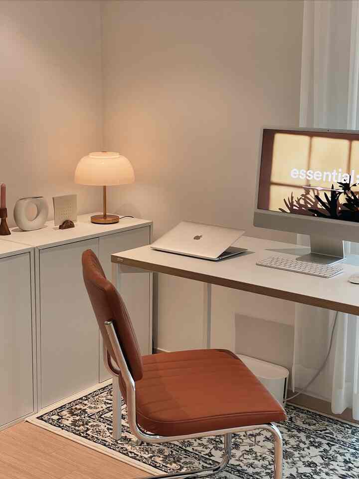 The evolution of the desk interior over the past year~! 
It's currently very narrow because of the single bed,
but it's a space that I always try to keep clean💻🖥️💿

#Desk Interior Tribe #찾았다포인트 #서재꾸미기 #원룸인테리어 #작은방꾸미기 #원룸꾸미기 #작업실조명 #작업실인테리어 #데스커