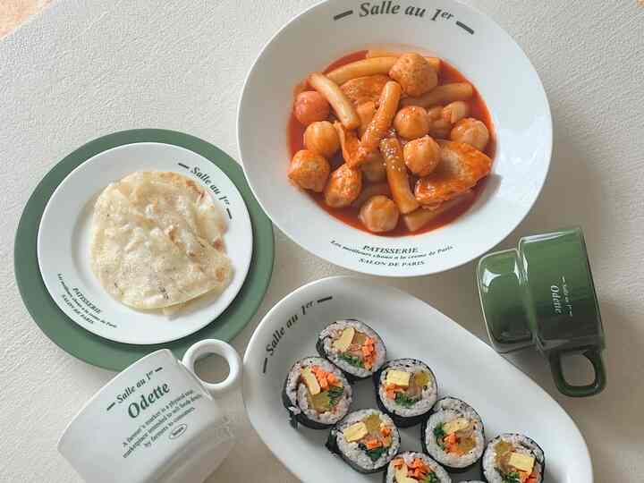 2023年の最後の日と2024年の初日に一緒になったオデトボウル🫶🏻

12/31には夫票料理をきれいに盛り込んでシンプルにホームパーティーを楽しんだんですが、1/1にはお母さん票泊まったかぎご飯と夫が喧嘩作ってくれた蜂蜜を入れたトッポッキで餅の代わりに食べました◡̈ 

普段私の好きな色がホワイト、イエロー、オレンジ、グリーンなのにオデットグリーンレタリングプレートは確かに私の好み狙撃なボウルです！

▫️オーデットグリーンレタリングプレート

#製品提供 #플레이트 #예쁜그릇 #이우아여사 #dish #plate