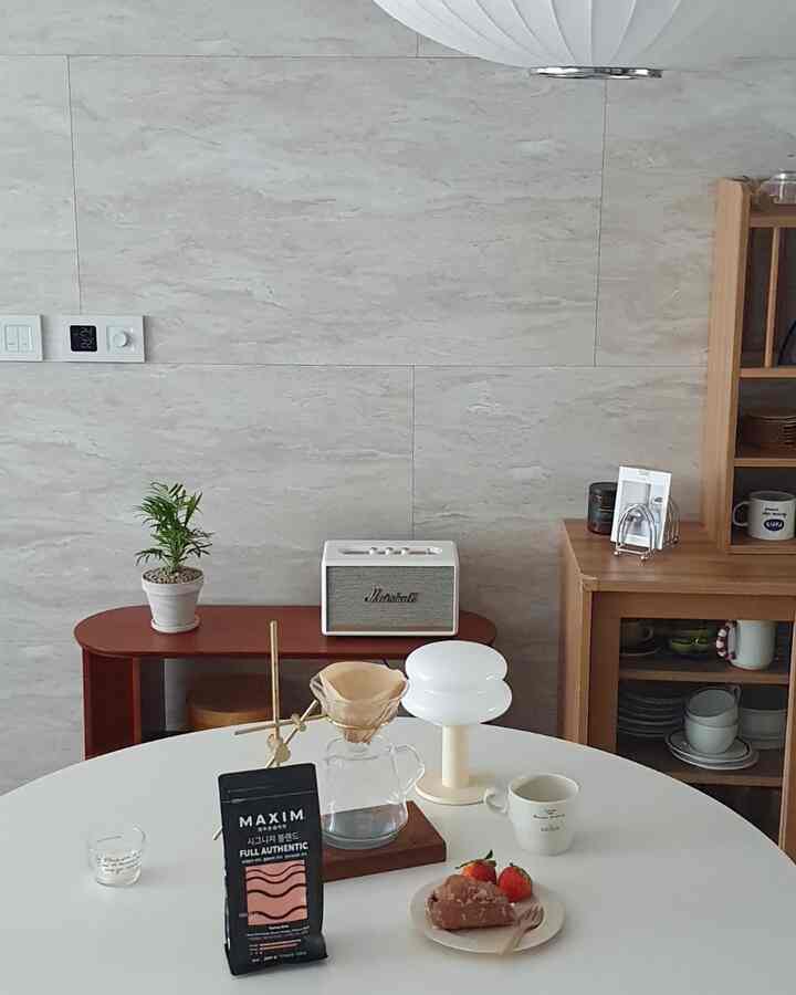 かつて旅行中に立ち寄ったカフェで食べたコーヒーがとても美味しいと感じましたが、そのカフェで使った豆がマキシム豆でした！実はマキシムといえばコーヒーミックスが思い出したので豆を別に買わなければならないと思えなかったのに偶然聞こえたカフェで食べたコーヒーに思いが変わりました！
マクシム豆を買って食べなければならないが、忙しい日常を忘れていましたが、今回プレゼントをもらいましたね🤤🤎

マキシムのシグネチャーブレンドラインナップのひとつであるFull Authenticは、スモーキーなダークチョコレートの香りが広がるコーヒーでダークローストされた豆固有の深みが生き生きとした味わいです！重厚なボディ感が魅力的なコーヒーで、深い味が欲しい方にはいいと思います。
コーヒー一口だけ飲んでも、ずっしりした感じが好きな私にぴったりのコーヒーなので私はとても良かったです☕
最も深くて濃いエスプレッソとも似合うと思います🥰

#マキシム豆 #マキシム豆豆コーヒー #豆コーヒー #焙煎豆 #コーヒー #コーヒースターグラム
#maxim #カフェスターグラム #ホームスターグラム #日常
＃見つけたポイント＃ミッションハッシュタグ＃ホームカフェ