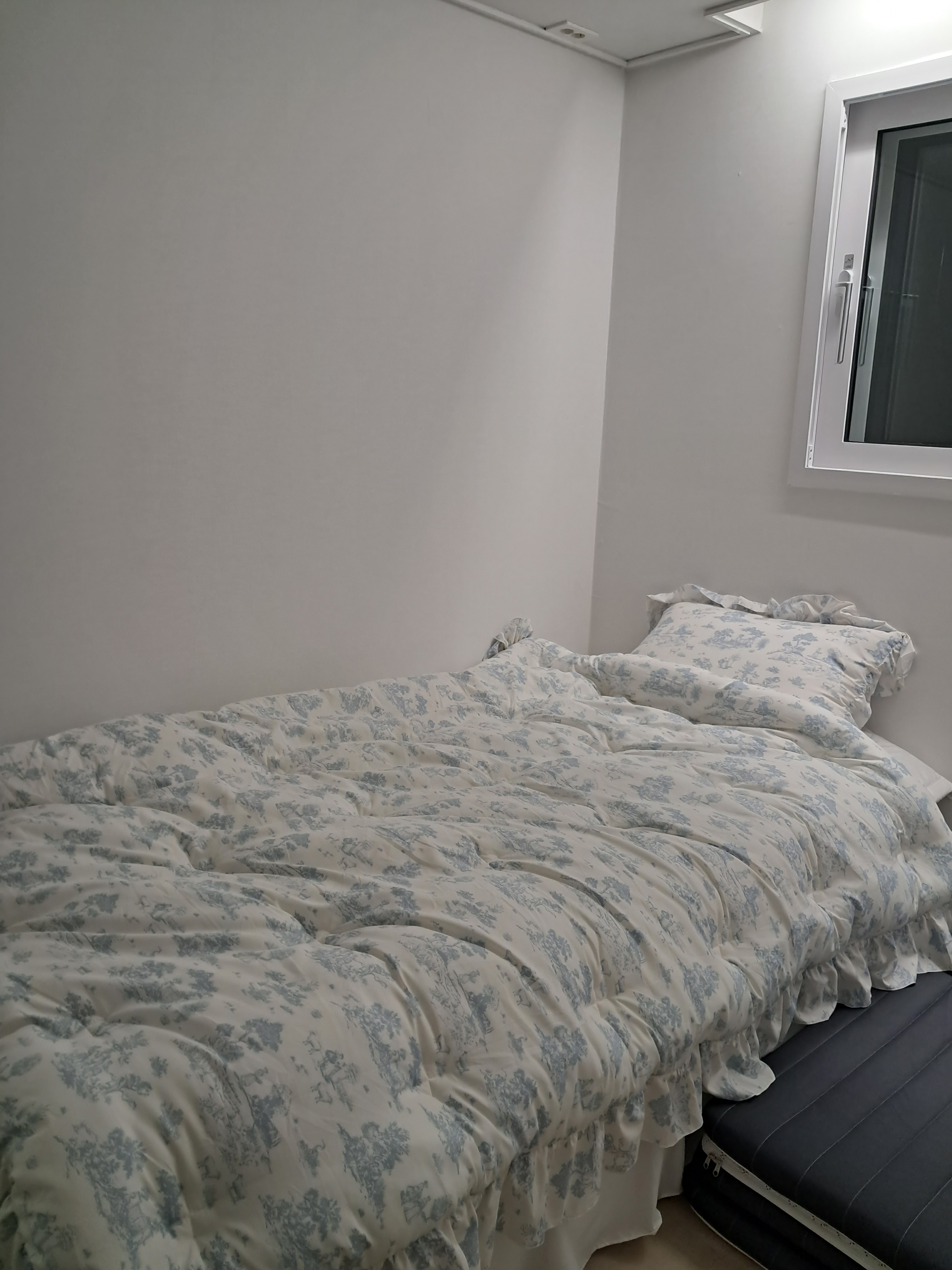 Hotel Style Dust Free Frill Comforter user photo