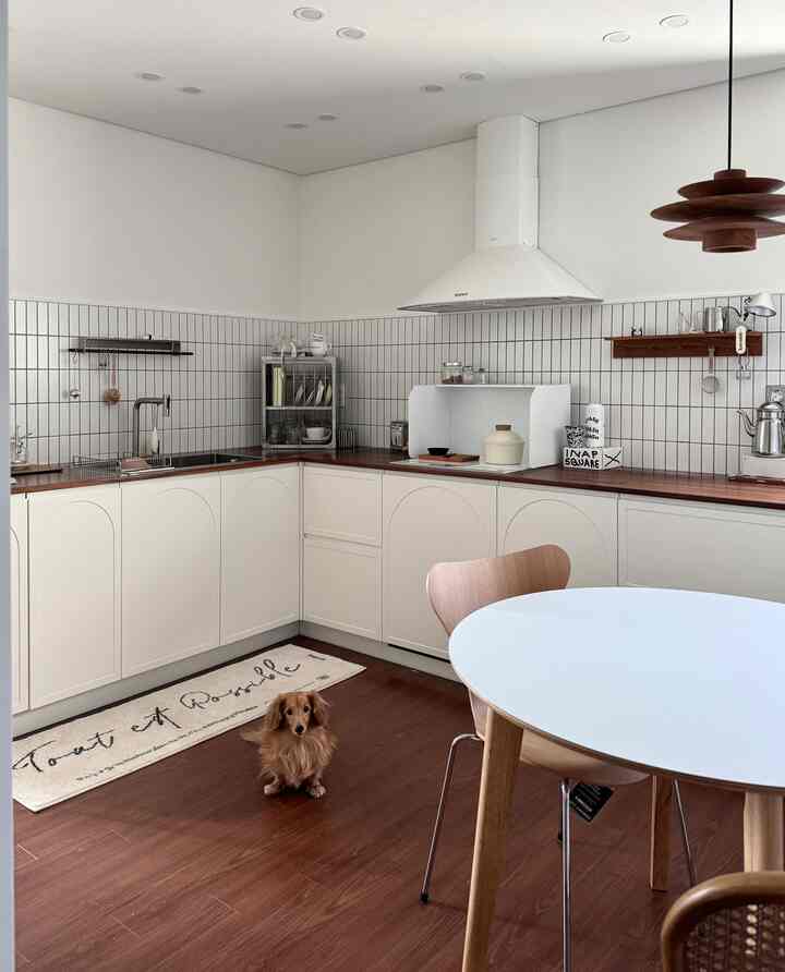 #製品提供 

久しぶりに私の木製キッチン😏。
リビングルームと他のスペースは木を抜いています。
キッチンあなたは守ってあげるウッド＆ホワイト🤍
。
我が家のウッドキッチンを各種汚染と危険要素から守る事は
いつも宿題と同じですよ🥲
。
特に料理をするとき、インダクションの周りに四方八方跳ねる味付け
油から守るのは本当の戦争と同じですよ😭
。
それで、ムティッシュとキッチンタオルをインダクションの周りに囲んでください。
料理をしたが、デンケンマウントのインダクション専用開閉＆天板を
使用してから手間をかけずに私の木の天板
各種汚染で守られています🙌🏻
。
ウッドシンクのトッププレートだけでなく、ホワイトタイルをきれいに保ちます。
ガードの上に載せる専用天板の上に料理に必要な調味料樽や
調理器具を置くことができ、料理が終わった後
折りたたんでインダクションの後ろに置く 
キッチンクロスも歩いてくれてデコ用カードなどを可愛くつけて 
インテリアの美的要素まで加えることができるのでもっと好きになります:)
。 
私は最近デンケンマウントレンジガードで大切なキッチンを持っています
もっときれいに守れて幸せですよ👍🏻
。
＃キッチンインテリア＃ウッドシンク＃ウッド＆ホワイト＃デンケン＃デンケンマウント＃レンジガード＃レンジガード天板ウッドキッチン #kitchen #kitchendecor #キッチン #サリムテム
