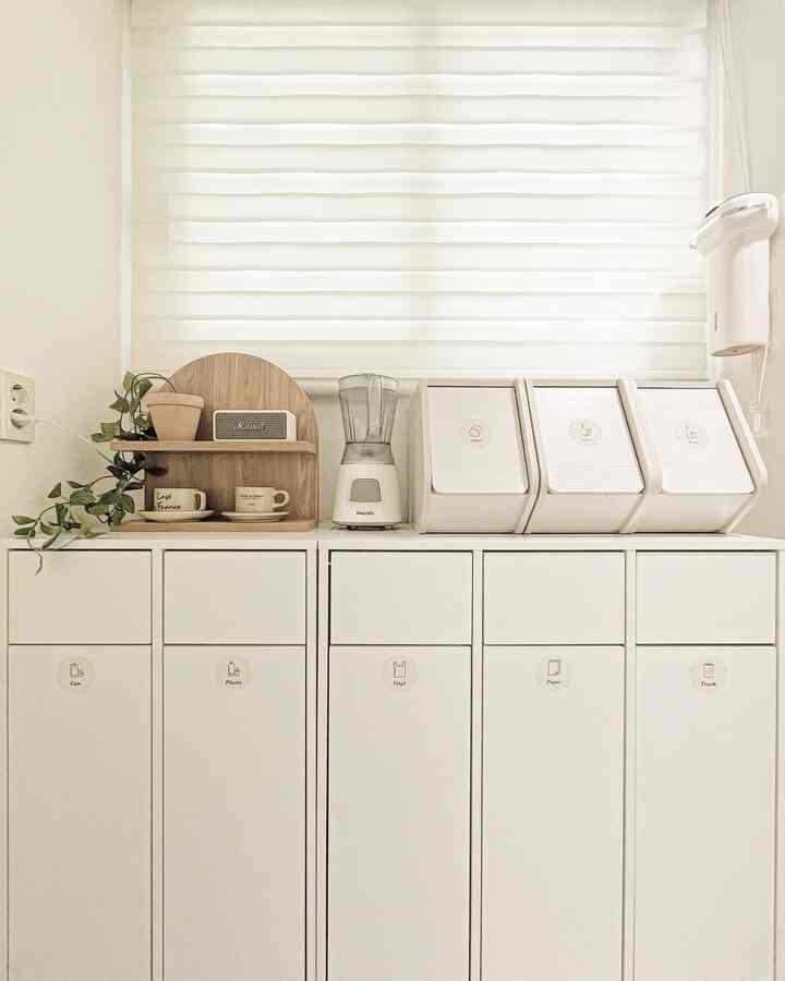 Multipurpose room utilization: Honey item recommendation <𝟷> 
⠀ 
➊ Recycling bin
⠀ 
After going through several recycling bins, I settled on this one,

a spacious and sturdy recycling bin.

Because it has a large capacity, it can reduce the hassle of having to separate waste frequently.
⠀ 
#Found point #우리집청소템 #다용도실정리 
#Pantry organization #수납함 #분리수거함 #분리수거 
#Vegetable storage #양파보관 #감자보관 #고구마보관 
#Sliding storage bin #공간박스 #틈새수납 #필웰 
#Paper cup dispenser #컵보관함 #비닐보관 #비닐수납 
#Recycling #우드선반 #선반 #진열선반 #내돈내산
#Coordination interior #조화 #수납꿀팁 #수납꿀템