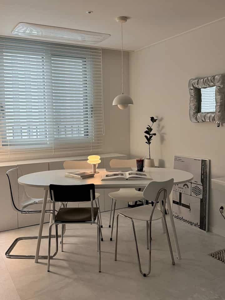 #찾았다포인트 #데스크테리어족 These days, my home study space is decorated with a combination of white, black, and silver colors.
My desk terrier is simple, with only the necessary items in a portable light and an organizer, rather than having a lot of things on the desk.
And of course, a cup of coffee!

#Desk Interior #책상 #식탁 #테이블 #타원형테이블 #6인용식탁 #책상의자 #이케아 #디자인가구 #디자인체어 #화이트테이블 #화이트가구 #수납장 #거울 #포터블조명 #일광전구 #식탁등 #펜던트조명 #포인트아이템 #방꾸미기 #모던인테리어 #서재꾸미기