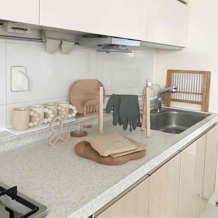 #제품제공素手 
脱出して3ヶ月くらいになると思います〜
私は多汗症を持っているので、ゴム手袋はこんにちは
素手の皿洗い後にハンドクリームもパスしたスタイルでした。

今は荒れるように見える手！
皿洗いは当然で清掃するのにも良いです 
今は必需品になったゴム手袋です〜

様々なゴム手袋を使ってみましたが、
一番不便だったの！左右を手に入れます。
無意識のうちに手を入れてみるとどうします、、、する時ありますよね？
生活工作所両手ゴム手袋
左右の区別なしで使用できるので、急いだとき
よもぎ〜入れるだけでぴったり！フィットする便利なゴム手袋です。

だから片側が穴に入ったり汚染がひどくなったりしても
片方ずつ交換が可能なのでコスパまで最高最高！

指と手のひら、手の甲部分は滑り止め処理で
使用感も良く、特殊工法処理で送った内部へ 
フィット感もいいですよ〜
そこにモダンなグレーカラーで何が埋まっても  #미니멀인테리어  #미니멀살림 #미니멀집   #심플집  #작은집인테리어   #片付け #우드인테리어 #우드주방