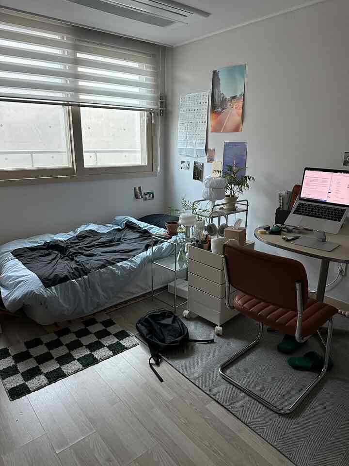 みなさんそのようやく華やかな森のインテリアからシックなインテリアに変えました！ブラインドの魅力をたくさん感じる最近.. #오하우스시즌9 #오피스텔꾸미기   #원룸 #원룸가구배치 #홈카페 #홈카페인테리어 #데스크테리어 #8평원룸 #8평오피스텔 #무채색인테리어 