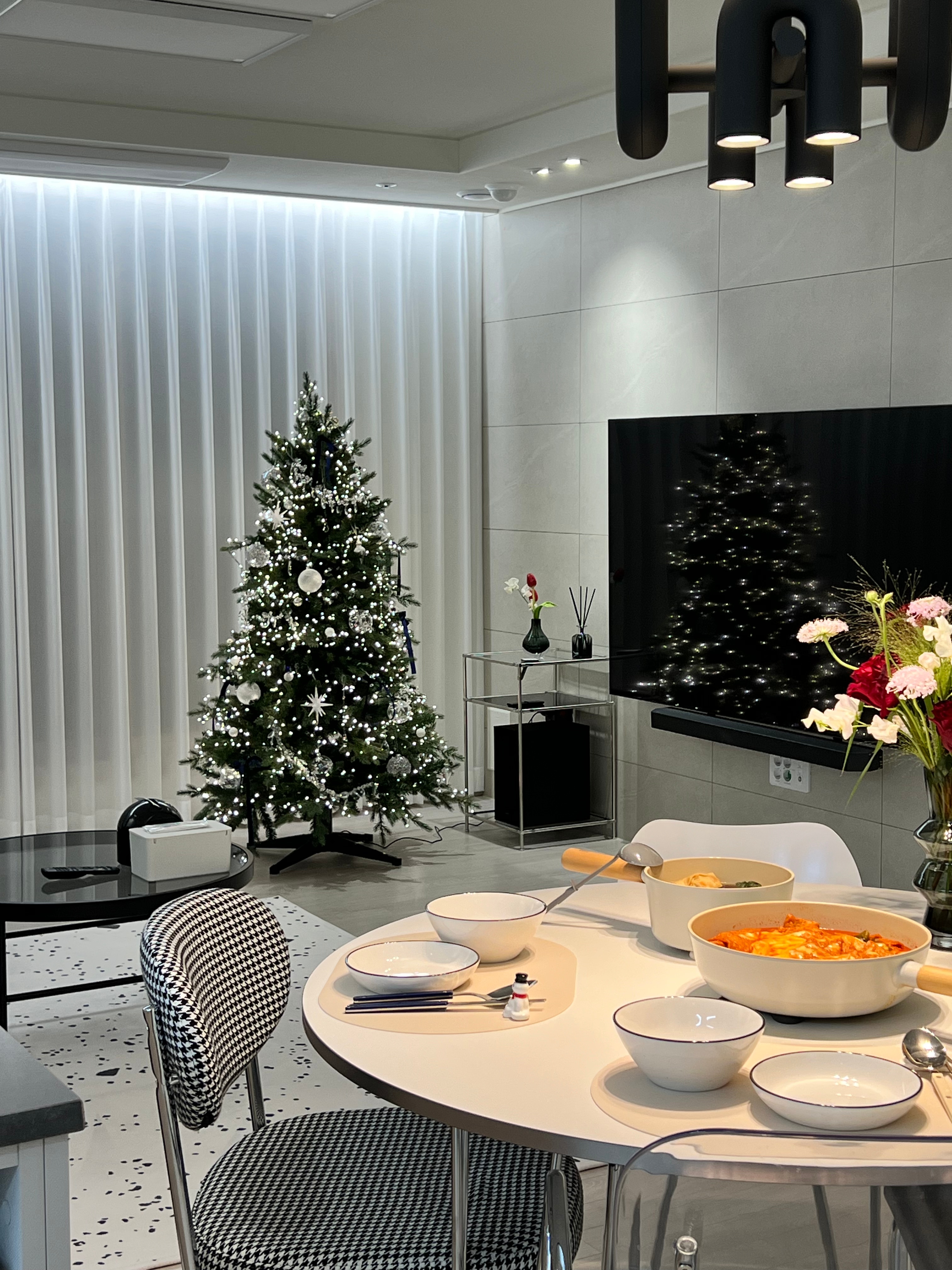 Modern Color-Handled Flatware Set for 2 (8-Piece) user photo