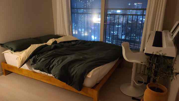 寝てピアノを弾く部屋です。

ベランダのあるお部屋がありますが、小さくて居心地の良い部屋が好きで、
窓の外の風景をすぐ収めることができて、毎日この部屋で寝ていますね。

夜は街の夜景が見えますが、暖かい春の日中には、清羅丘の白い桜と青い小さな森が見える部屋です。 #이불 #침실