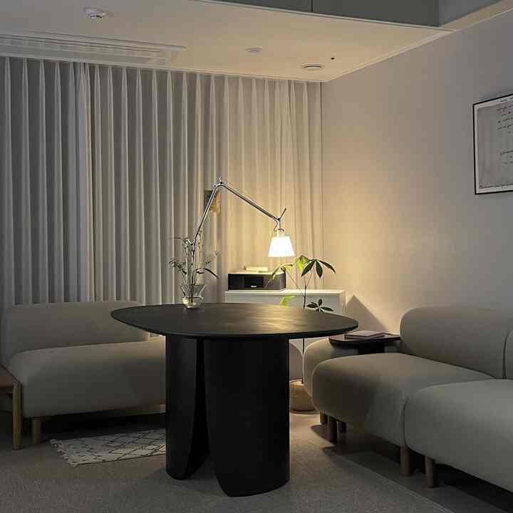 #찾았다포인트 #새해기록템

ㅈ ㅓ.. I bought a table🖤
I got Ohaus activity points, so I spent more on it than I could afford,

but I fell in love with the Piava Sweep right away

It's made of Italian brand ceramic stoneware, so it's sturdier than regular ceramic! Above all, the matte texture and black-! The design is unique, so I fell in love with it🫢

I was wondering where to put it, but since there's no baby in the new house yet, I put it in the living room to enjoy it for a long time! I hope it becomes the signature of our house.. 🖤

I thought I should take a picture when it was light, but I couldn't help but take a picture as soon as I saw it.

I'll take more pictures of my living room from now on!

#Piaba #피아바스위프 #세라믹식탁 #세라믹테이블 #다이닝테이블 #다이닝룸 #신혼 #신혼집 #홈스타일링