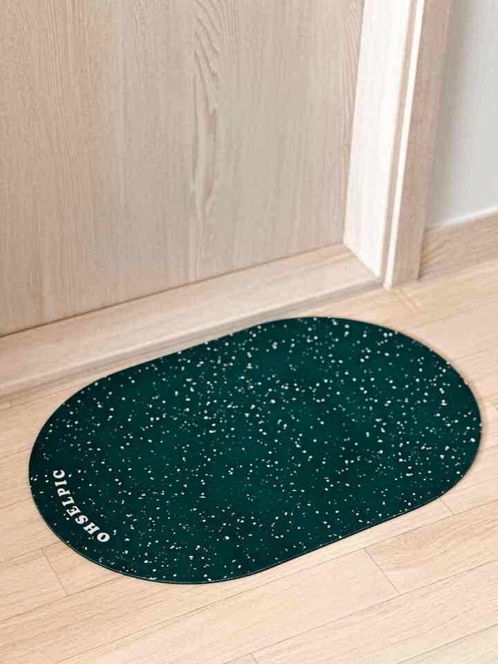 ナチュラルな木目調の床と扉の前に配置されたビビッドグリーンの珪藻土バスマットのある印象的な空間