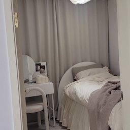 침실 비추천 추천용품 리뷰합니다
비추천 -없음
보통: 프레임, 화장대 의자
프레임의 경우 제가 두꺼운 시몬스 매트리스를 하는 바람에 말도 못하게 높아져서 추천하기가 힘드네요. 
매트리스가 두껍지 않은 분들에게는 최적의 수납템 입니다. 4계절 옷이 저안에 모두 수납 가능합니다(1인기준)
화장대 의자는 예쁘긴 하지만 너무 너무너무 조립하는게 힘들어요. 중심이 맞지 않아서 혼자  조립하는데만 5시간이 걸렸네요
추천 : 각티슈 케이스
예뻐요. 단점은 일반적인 각휴지 샀을때 다 넣으면 안의 스프링이 잘 작동하지 않아서 2개 사서 나눠 넣으면 딱 좋아요. 
모양도 이쁘고 #화이트인테리어 랑도 잘 어울려서 추천합니다
매우추천 : 침구세트, 화장대, 커튼
침구세트는 가격이 좀 나가요. 하지만 가격값을 하네요 가볍고 사각거리고 엄청 따뜻해요. 비싸고 좋은 침구는 이런거다. 라고 말하는 듯한.. 친구가 여기는 개미지옥이라고 부르자네요. 
너무 아늑해서 눕는순간 기절해요. 
화장대는 저안에... 서랍부분에만 화장품이 20개가 들어갔어요. 
(큰 브러쉬2개 포함) 
뒤에수납에는 고데기2개와 드라이기 1개도 들어가는데다가 
떨어질때 바로 쓸수 있게 사놓은 여분의 화장품이 4박스 정도 있어요. 예쁜데 수납이 없어서 아쉬움. 이런게 전혀 없어요. 
예쁘고 수납도 기똥찹니다. 적극추천드려요. 가격도 다른곳에 비해서 많이 비싸지도 않고 정말 사길 잘했어요! 
커튼은 동대문에서 했어요. 하기전과 후의 온도차가 정말 크고 
분위기도 저걸로 딱 정돈된 느낌이라 되게 좋아요. 
#인디우드 #수납화장대 #화이트인테리어  #침실인테리어 #침구세트 #침구추천 #엘레나하임  #데미무드 #각티슈케이스 #각티슈커버 #오마이패브릭 