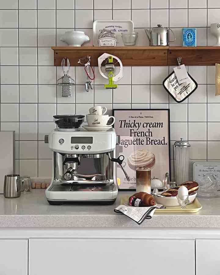 私もブレヴィルができました！恥ずかしがり屋 - 😋ホワイトラはもっと美しいようです。ホームカフェロマンを実現することになるので感慨無量です。どんなコーヒーマシンにも取り替えられない高級なホームカフェの雰囲気と素敵なホームバリスタになりたい風を存分に満たしてくれるブレビル！

私は様々なブレビルモデルの中で<バリスタプロBES878>を使用しています。 

このモデルはThermoJetヒーティングシステムでわずか3秒で予熱完了して終日点灯したり、オンになるたびにしばらく待つことがなくてとても良いです。 

すべての設定値はLCDディスプレイで確認できますが、30段階の粒子調整となる一体型コニカルバーグラインダーと完璧なエスプレッソ抽出のための世界最高のPID温度コントロールでお好みに合ったエスプレッソを引き出すことができます。 

スチーム機能を利用してマイクロミルクフォームで素敵なラテアートを作ってみることもできます。私はまだ練習中なので、使ってみながら作品が出たら公開するようにします。🐣

ブレビルとコーヒーの勉強に幅 -  #오하우스 #오늘의집 #브레빌 #브레빌에스프레소머신 #브레빌바리스타프로 #바리스타프로 #에스프레소머신 #홈카페 #화이트인테리어 #온더테이블 #홈브런치 #빵스타그램 #감성주방 #홈카페놀이 #homecafe #homebrunch #yummy #주방 #접시 #주방용품 #브레빌878 #커피머신 #주방인테리어