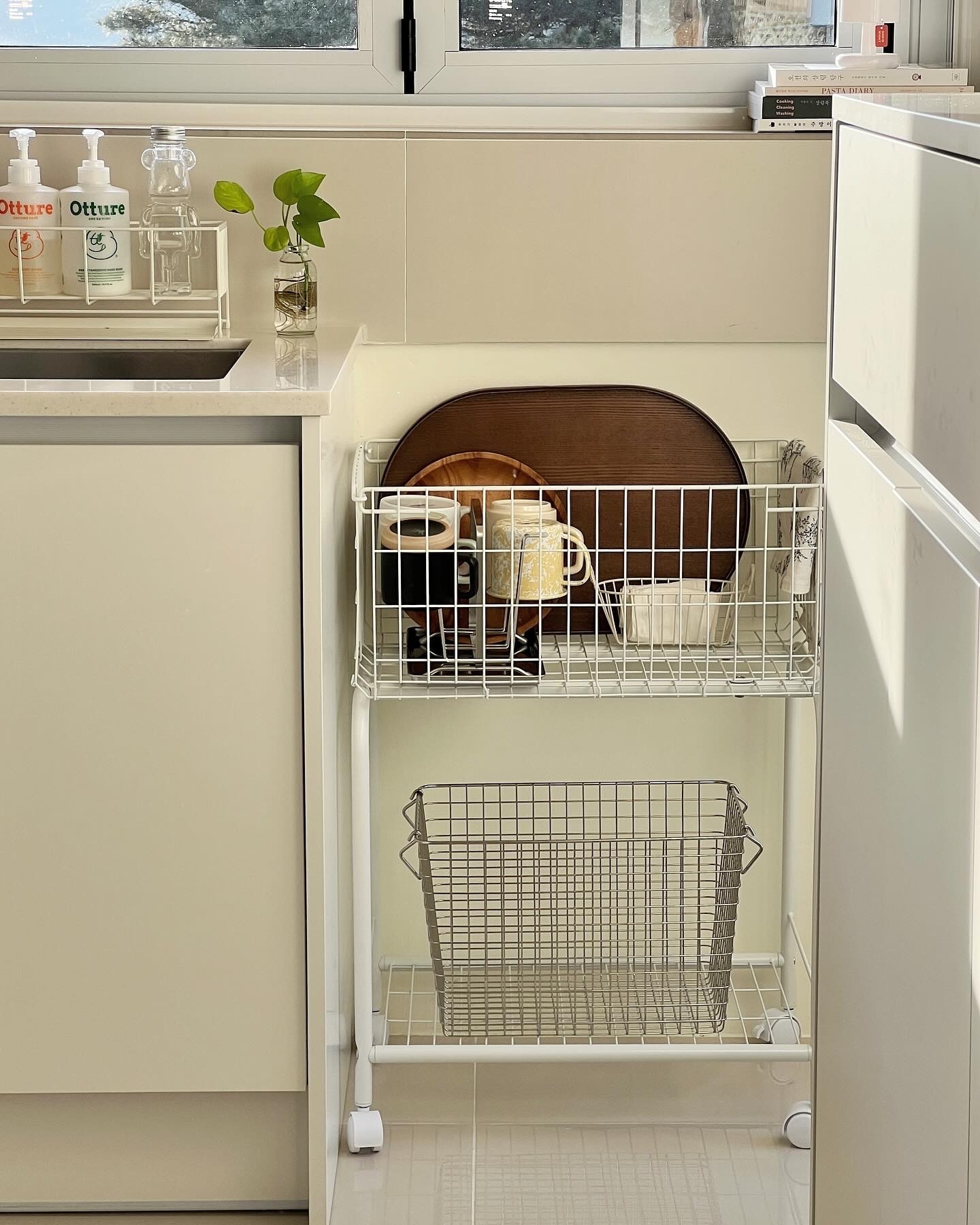 Minimal Rolling Wire Storage Cart user photo