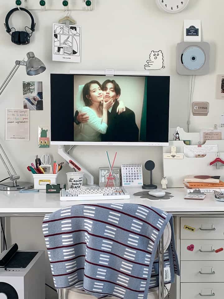 #오늘장면한컷 Hari ke-3!

Pernahkah Anda melihat video musik “Love win all” IU?😭
Videonya sangat indah, sedih dan menyedihkan🥹✨

#Desk Terrier #데스크테리어소품 #데스크셋업 #데스크소품 #데스크테리어족 #컴퓨터책상 #모니터암 #이케아 #이케아조명
