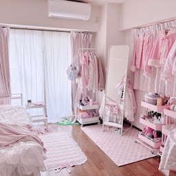 도쿄의 작은 내 방💒
∴∵∴ ୨୧ ∴∵∴ ୨୧ ∴∵∴ ୨୧ ∴∵∴
가구재배치를 하고 새로운 소품들을 들였어요!
겨울을 포근하게 보내기 위해 단열 속커튼과 따뜻한 담요를 구매~🤍
한국의 이중샷시와 바닥난방이 너무 그리워요…🥹