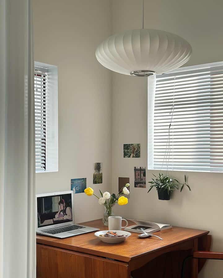 Alpha Room is much more cozy and pretty after putting up blinds

#Today's scene #알파룸 #홈스토랑 #블라인드 #홈카페 #서재 #조명 #펜던트조명 #플레이트 #그릇수집 #그릇수집가 #예쁜템최고야