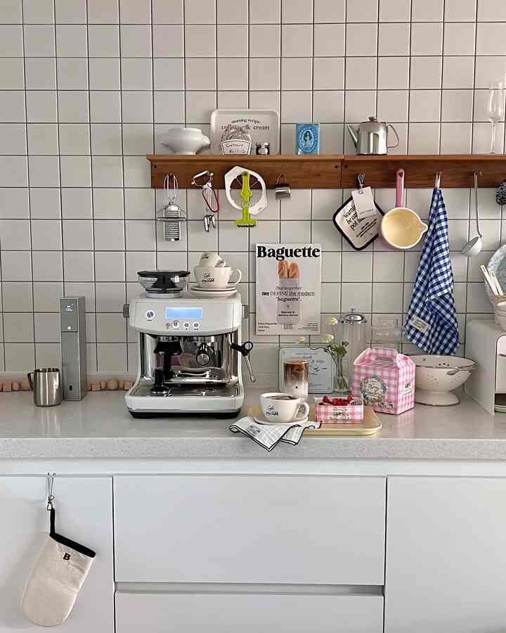 ホワイトラより美しいバリスタプロBES878！

キッチンにブレビルを置いて周辺を改装してみました。 
ホームカフェの雰囲気が涼しく感じられます🍓🍰☕️
家でも十分においしいコーヒーが楽しめるので
最近日常が楽しいです。 ☺️

ThermoJetヒーティングシステムでわずか3秒でウォームアップ
すべての設定値はLCDディスプレイで確認可能。
30段階粒子調整となる一体型コニカルバーグラインダーと 
世界最高のPID温度コントロールで私の好みにぴったり 
エスプレッソを引き出せるブレヴィル！ 

コーヒーを探索する過程がこんなに楽しいものだ。 🫶🏻🧸
私のようにステンレス製の管理が難しい方はホワイトを強調しています！  #오하우스 #오늘의집 #브레빌 #브레빌에스프레소머신 #브레빌바리스타프로 #바리스타프로 #에스프레소머신 #홈카페 #화이트인테리어 #온더테이블 #홈브런치 #화이트주방 #감성주방 #홈카페놀이 #homecafe #homebrunch #cozykitchen #주방 #접시 #주방용품 #브레빌878 #커피머신 #주방인테리어