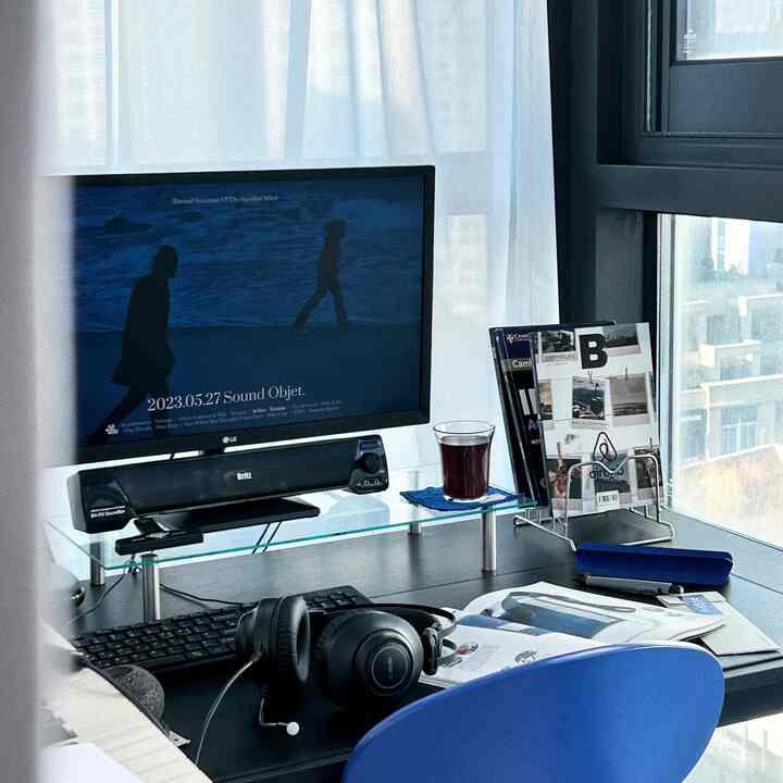 Aksen biru pada desk terrier hitam
Kursi biru, nampan pensil biru, tatakan teh biru
Dari alat peraga kecil hingga kursi, kami menambahkan warna biru sebagai aksen. 
Kalau warnanya hanya hitam, terasa mewah dan bermartabat, namun dengan aksen biru, terasa sedikit lebih muda dan sporty.


#Interior belajar #서재 #서재꾸미기 #서재책상 #데스크테리어 #데스크 #데스크테리어족 #데스크셋업 #데스크소품 #데스크꾸미기 #블랙인테리어 #블랙테이블 #블랙가구 #블랙식탁 #블루인테리어 #책상꾸미기 #책상인테리어 { 16 #DeskOrganization} #책상추천 #원룸인테리어 #원룸꾸미기 #원룸 #원룸가구배치 #원룸공간분리 #원룸데코 