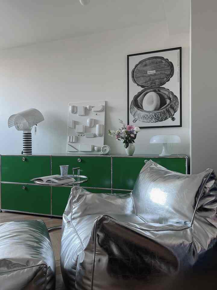 グリーンのUSM収納キャビネットとシルバーのビーズクッションが置かれたミッドセンチュリーモダンの書斎、芸術的な装飾あり