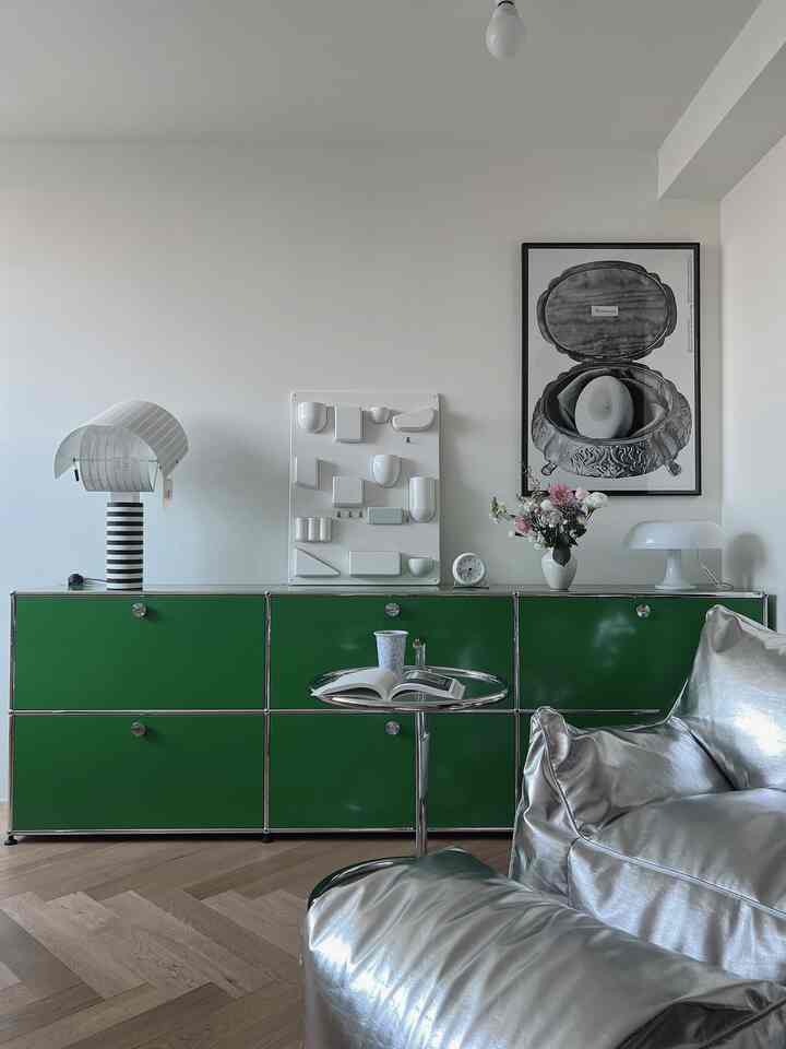 グリーンのサイドボードとシルバーのビーンバッグ、クロムボディのサイドテーブルが配置されたナチュラルモダンなリビングルーム