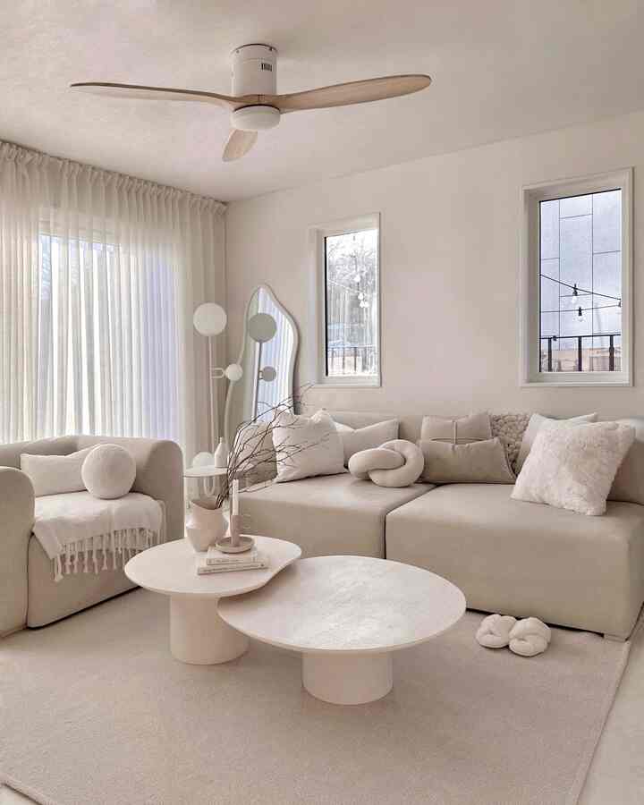 赤ちゃんの家ティーを出したくないリビングルーム 
 👋🏻

これまでフィードにリビングルームを頻繁に露出できませんでした。 
やはり家のメインはリビングであることを実感.. 🥹
もう寝ないでよく歩いてるから 
夢に描いたふわふわのラグも敷いている 
危険で置かなかったテーブルも置きます。
リビングルームを飾るアイテムに水浴が溢れています。
今回は乳幼児検診を受けました。 
頭の周りの体重の発達はすべて最高です。
ジャイアント級の成長中のふっくらが息子のおかげで 
（頭痛が一番最高…笑 
赤ちゃんの家ティーを予想より早く脱いでいるリビングルームです。

事実、まだ窓枠のホワイトシート紙はギンガミンですが、 
新しい家族のサンドストーンテーブルのための大きなクリーム😎
高低が異なるセットセット感に美装テクスチャー、エレガントなカーブシェイプまで
すべてが完璧なサンドストーンテーブル 
天然石粉、ミネラルペイントを塗って作った美容の質感だ。
ケアにはもっとクマが必要ですが、とてもきれいです。

 私はそれから最後の接種に従うために総銃 



＃セレスホーム＃セレスホームテーブル＃ソファテーブル＃デコビュー＃リビングラグ＃バント＃ホームスタイリング＃リビングインテリアcozyhome #homestyle #homedecor#homestyling #homedecor #homedesign #interiordesign #livingroom#interior #livingroomdesign