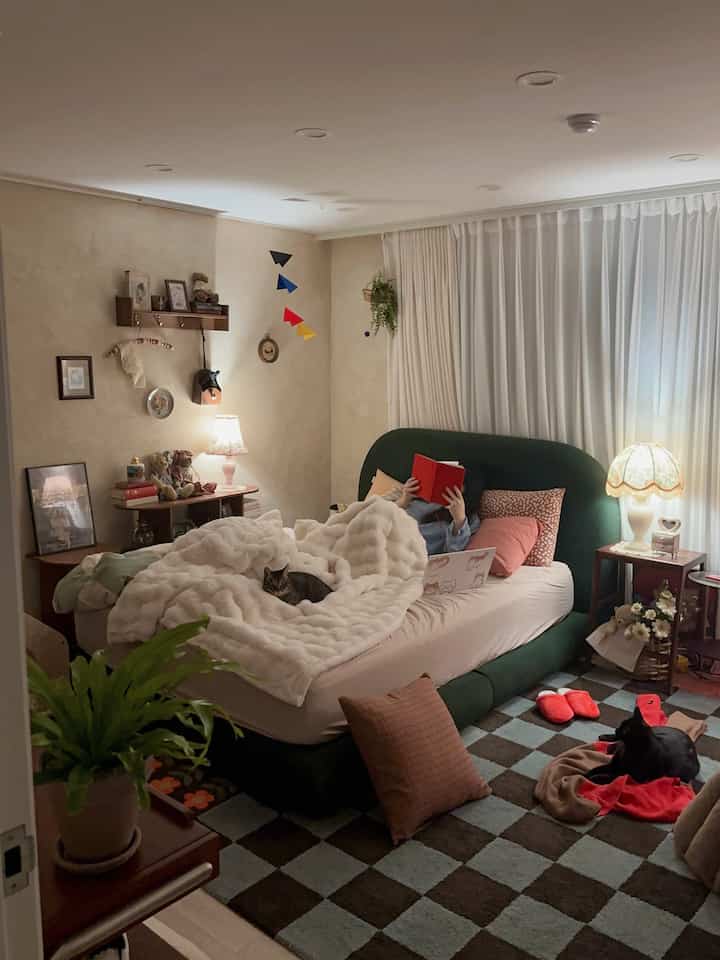 #오늘장면한컷 #올레네

It's the weekend, so I changed the bedding cover and got a new blanket,
but Olle is sitting down and my sister is on the scary Lego-eye floor. I'm waiting for my sister to come out even if it's the blanket. ㅋㅋ
So cute ㅎㅎㅎㅎ

#Bedroom #이불커버 #베개커버 #침대 #패브릭침대 #벽선반 #고양이 #찾았다포인트 #러그 #카페트 #블랭킷 #담요 #펫테리어 #쿠션 #매트리스커버 #우드인테리어 #빈티지소품 #빈티지인테리어 #오하우스 #오하우스시즌10 #조명