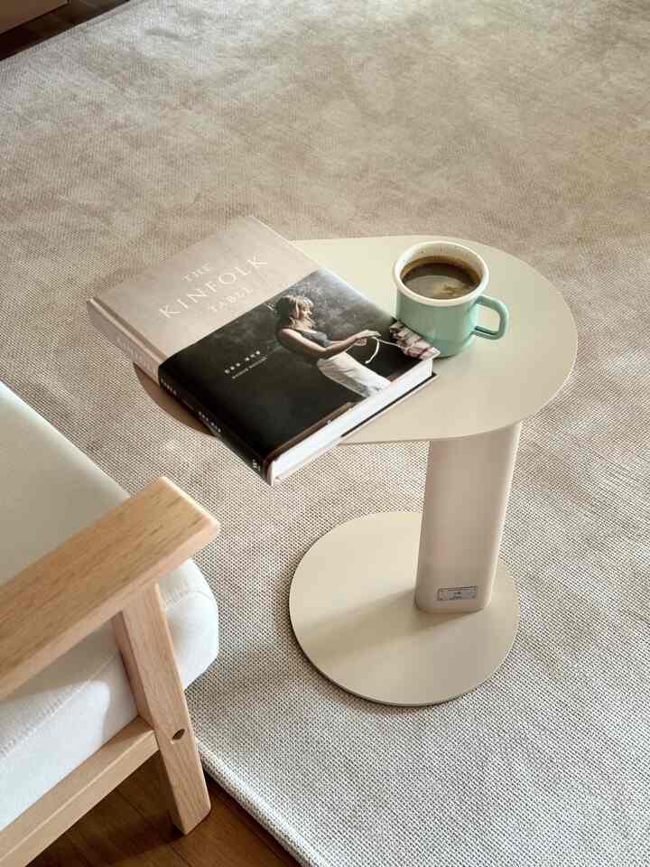 ユニークさと優雅さが共存するALUA OVAL TABLE 
Color _サハラピンクベージュ 
Type_Bタイプ 
インテリアオブゼロどこに置いても普通の空間を 
特別に再誕生させてくれるalua oval tableのおかげで 
最近私の最愛の空間がリビングになってしまいました。🤎
リビングルームだけでなくベッドルームベッドテーブルとしても活躍中です。
今回交換したマットレスはかなり高いですが、
タブレットや本を置いて飲み物を飲むのに適しています 
高さとサイズなのでベッドでも便利です:) 

白とピンクのベージュの中で色の悩みを長くしました。 
木製家具が多く、壁仕上げもヨーロッパの美しさで 
ヴィンテージ感だからサハラピンクベージュでコンテク 
やったけど実物で見て高級真色感にもっと惚れてしまいました。

レザーマットはマグネットでメタルに安定感を与えています。
もっと気に入って色がきれいで結局白と 
茶色の2色を交互に使用しようとする2色
選択しましたが、とても上手だと思います。
ベージュ+ホワイト、ベージュ+ブラウンの組み合わせ
それぞれ違う魅力だから気にしてるよ🤎

#製品提供 #알루아 #alua #소파테이블 #사이드테이블 #커피테이블 #카페테이블 #티테이블 #카페인테리어 #미니테이블 #보조테이블 #베드테이블 #달콤한리빙 


