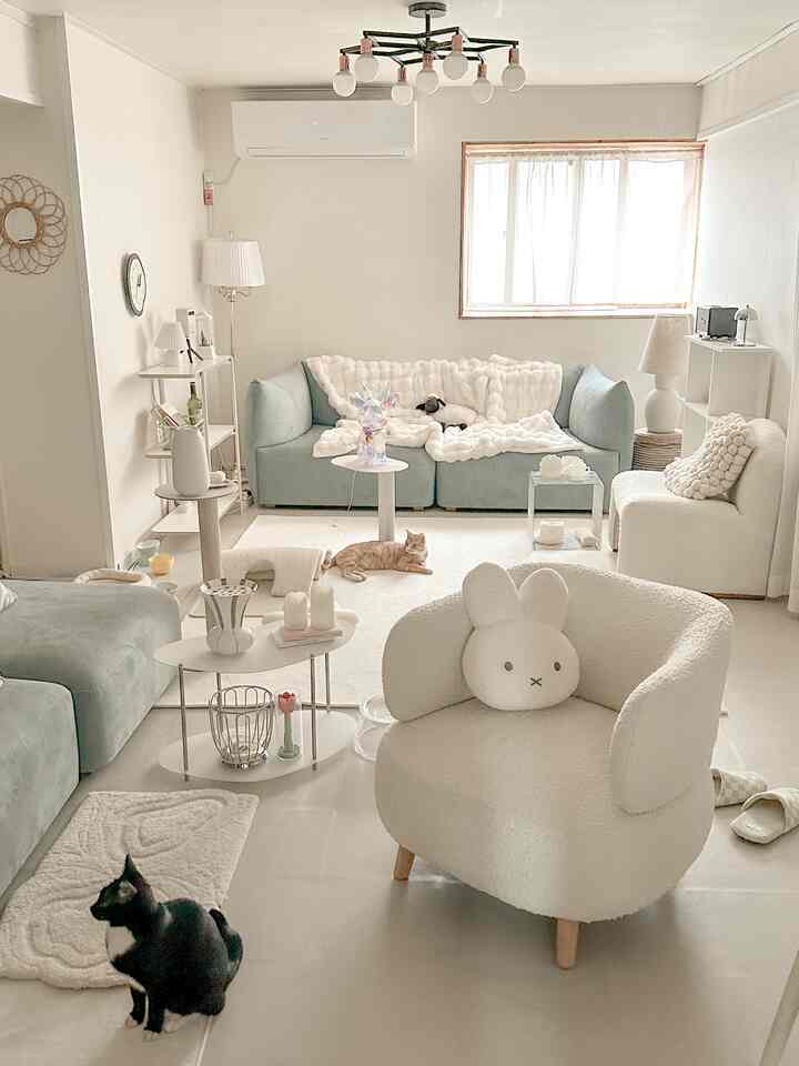 Saya masih tidak percaya Ohaus berada di musim terakhirnya. Karena saya berprofesi sebagai ibu rumah tangga, saya merasa memiliki dan entah mengapa sangat bangga selama bekerja di Ohaus. Namun, saya sangat-sangat kecewa mendengar bahwa saya tidak bisa lagi memperkenalkan Ohaus Season N. 

Saat saya mengadakan video pertemuan lingkungan, sangat menyenangkan bertemu orang baru, membicarakan selera satu sama lain, dan bertukar informasi tentang tempat tinggal kami. Namun, saat kami beralih ke pertemuan offline, saya tidak bisa melakukannya, tapi saya rasa Saya lebih kecewa karena itu adalah tempat di mana saya membuat pengalaman dan kenangan indah. 

Untuk musim lalu, saya akan mengerjakan saluran #BusiestAtHome. Saya kebanyakan tinggal di rumah, dan meskipun saya berada di sana sepanjang hari, hari berlalu dengan cepat karena saya sangat sibuk. 
Saat pertama kali memulai Ohaus, saya selalu bilang saya suka interior kayu, tapi sekarang saya memilih interior putih🤍🤍🤍
Memindahkan furnitur adalah suatu kesenangan yang sederhana, dan meskipun menyakitkan, itu adalah salah satu hobi yang menyenangkan. 

Saya ingin mengakhiri musim lalu dengan indah🤍
Mari kita habiskan dua bulan yang menyenangkan dengan banyak mengobrol bersama🫧


#ohaus #ofluencer #ikutisaya #ruang tamu #interior ruang tamu #kamar tidur #interior kamar tidur #kaferumah #zona kafe rumah #cerminpanjang #meja ruang tamu #meja kamar tidur #gantungan #meja rias #karpet #sofamodular #ruang tamu perabot kamar #Perabot kamar tidur #Alat Peraga #Interior Putih #Dekorasi Rumah #Interior Mandiri #Rumah Pengantin Baru #Interior Rumah Pengantin Baru #Pencahayaan #Pencahayaan Kamar Tidur #Pencahayaan Ruang Tamu 