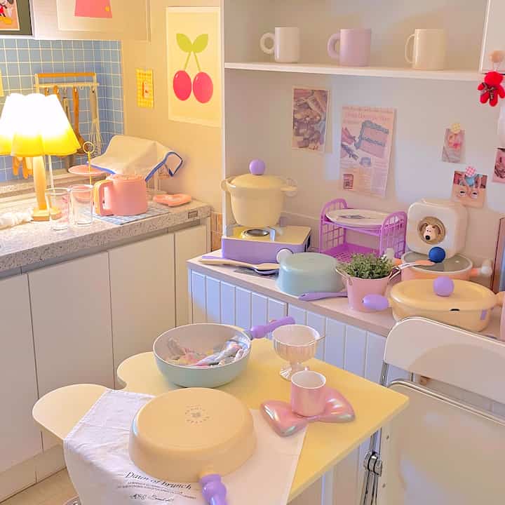 This is the home cafe space on the kitchen side🩵💖

#Today's scene #주방용품 #주방 #주방인테리어 #주방꾸미기 #키친테리어 #홈카페 #홈카페인테리어 #홈카페소품 #홈카페용품 #온더테이블 #냄비 #프라이팬 #조명 #포스터 #컵 #머그컵 #플레이트 #테이블 #컬러인테리어 #하이틴인테리어 #파스텔인테리어